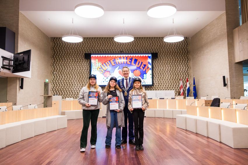 Tess, Dana en Salma samen met hun Jeugdlintje