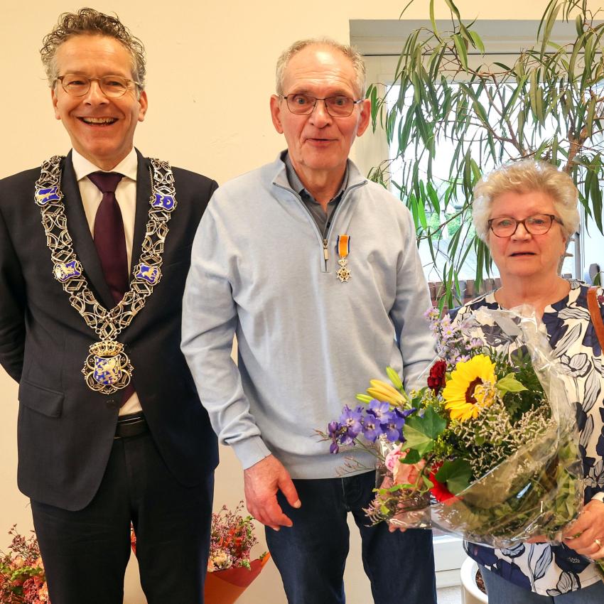 Gerard van de Broek toont zijn lintje met naast hem zijn vrouw en burgemeester Dijsselbloem