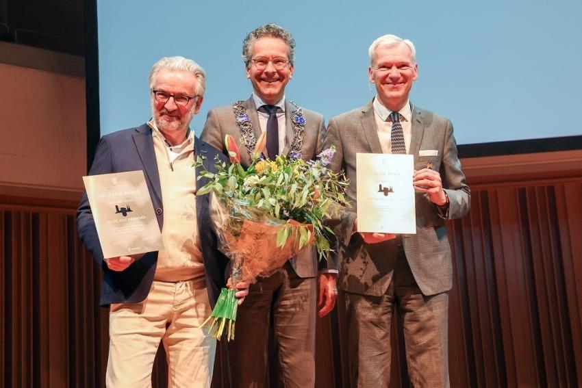Eric Boselie en Peter Kentie ontvangen ereteken van burgemeester Dijsselbloem, klik voor een vergroting