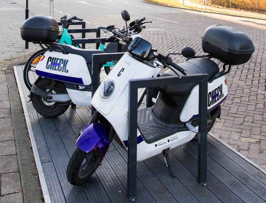 foto met twee deelscooters van aanbieder Check, klik voor een vergroting