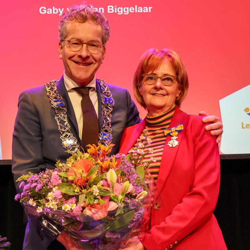 Burgemeester Dijsselbloem en Gaby van den Biggelaar na de uitreiking van het lintje