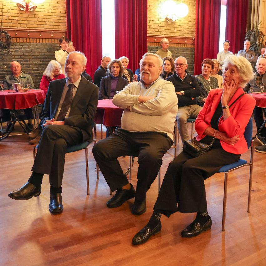 De drie bestuursleden van Dorpshuis Acht naast elkaar bij de uitreiking.