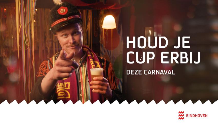 Beeld van een man in carnavalspak naast de slogan 'houd je cup erbij'