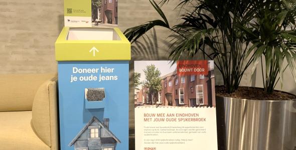 Foto van een inleverbox voor oude spijkerbroeken in het stadhuis van Eindhoven