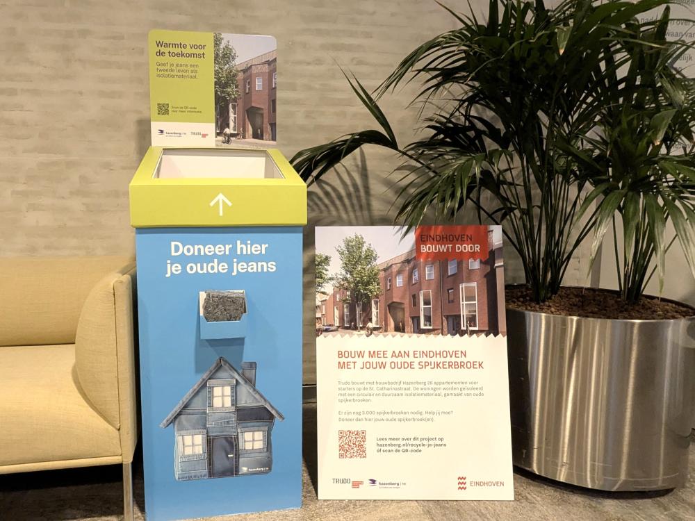 Foto van een inleverbox voor oude spijkerbroeken in het stadhuis van Eindhoven